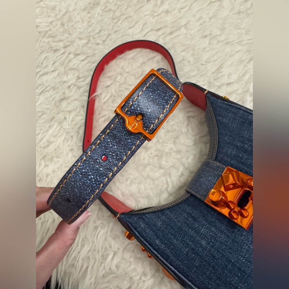 LIKE NEW CHRISTIAN LOUBOUTIN
Carasky denim mini bag NO CALL OUT - Picture 15 of 16